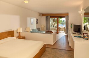 Cape Kanapitsa Hotel & Suites