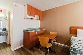 Econo Lodge And Suites Bricktown