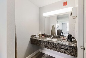 Econo Lodge And Suites Bricktown