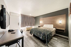Econo Lodge And Suites Bricktown