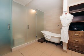 The Cove Hotel, Long Beach