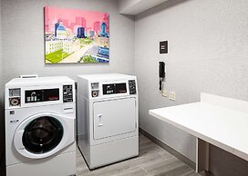 Hampton Inn & Suites St. Louis at Forest Park
