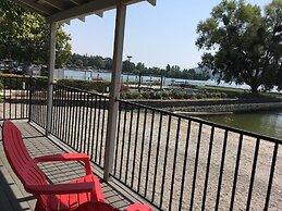 Clear Lake Cottages & Marina