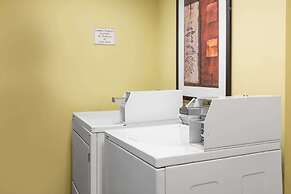 Days Inn & Suites by Wyndham Fort Pierce I-95