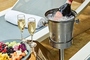 The Highland Dallas, Curio Collection by Hilton