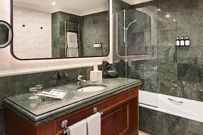 Catalonia Las Cortes Hotel