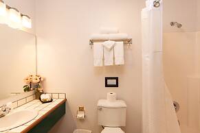 Mourelatos Lakeshore Resort