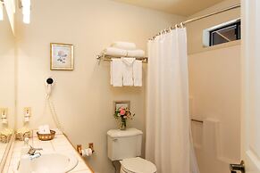 Mourelatos Lakeshore Resort