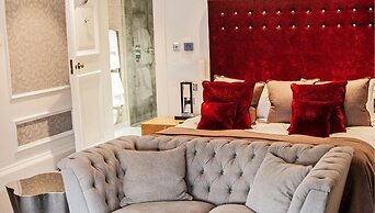Barnett Hill - Luxury Hotel