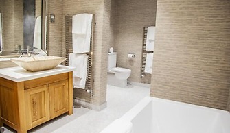 Barnett Hill - Luxury Hotel