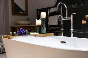 Barnett Hill - Luxury Hotel