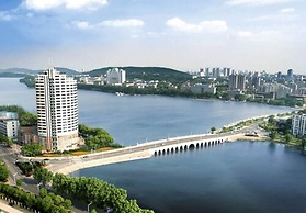 Hongyi Hotel Wuhan University