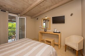 Iniohos Zante Hotel & Suites