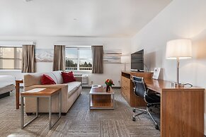 The Marshall Suites