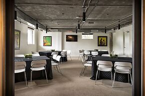 Trumbull and Porter Hotel