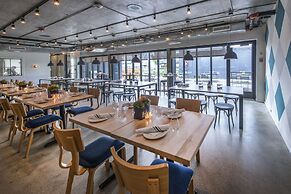 Trumbull and Porter Hotel