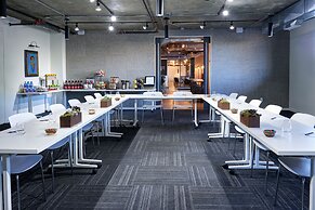 Trumbull and Porter Hotel