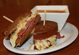 Carolyn Beach Inn & Restaurant