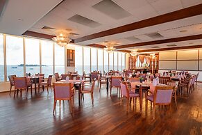 Hulhule Island Hotel