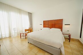 Hulhule Island Hotel