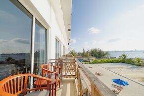 Hulhule Island Hotel