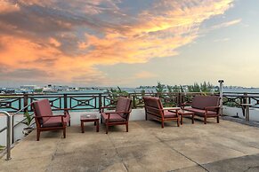 Hulhule Island Hotel