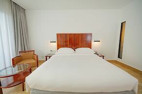 Hulhule Island Hotel