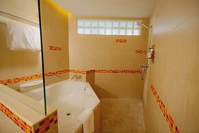 Hulhule Island Hotel