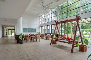Hulhule Island Hotel