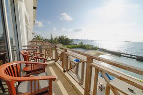 Hulhule Island Hotel