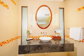 Hulhule Island Hotel