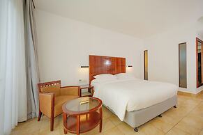 Hulhule Island Hotel