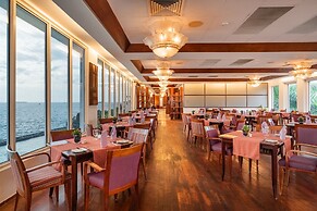 Hulhule Island Hotel