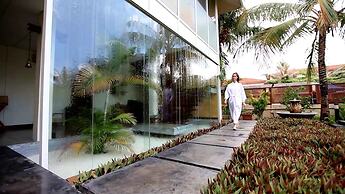 Hulhule Island Hotel