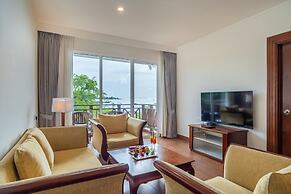 Hulhule Island Hotel