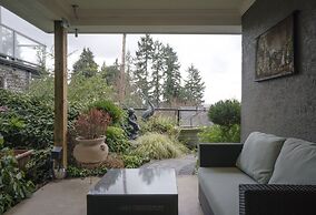 Crystal's View Bed & Breakfast