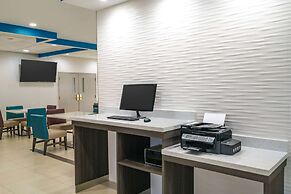 La Quinta Inn & Suites by Wyndham Latham Albany Airport