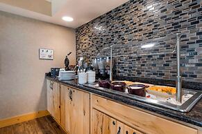 Best Western Premier The Lodge on Lake Detroit