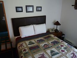 Riverbank Lodge
