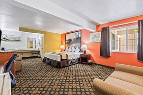 Super 8 by Wyndham Ontario