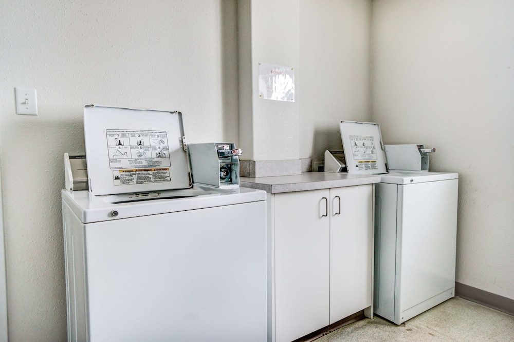 Motel 6 Red Deer, AB