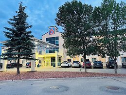 Motel 6 Red Deer, AB