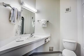 Motel 6 Red Deer, AB