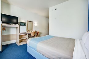 Motel 6 Red Deer, AB