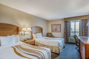 La Quinta Inn & Suites by Wyndham Islip - MacArthur Airport