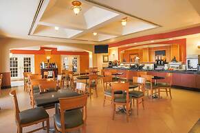 La Quinta Inn & Suites by Wyndham Islip - MacArthur Airport