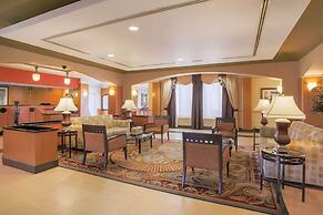 La Quinta Inn & Suites by Wyndham Islip - MacArthur Airport