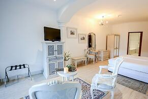 Misty Waves Boutique Hotel