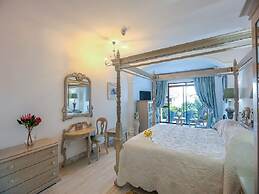 Misty Waves Boutique Hotel