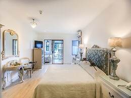 Misty Waves Boutique Hotel